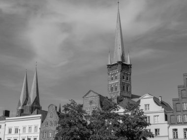 Almanya 'daki Trave Nehri' nin oradaki Luebeck şehri.