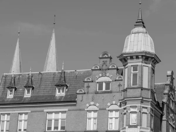 Almanya 'daki Trave Nehri' nin oradaki Luebeck şehri.