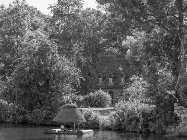 Almanya 'daki Trave Nehri' nin oradaki Luebeck şehri.