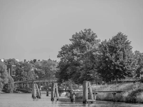 Almanya 'daki Trave Nehri' nin oradaki Luebeck şehri.