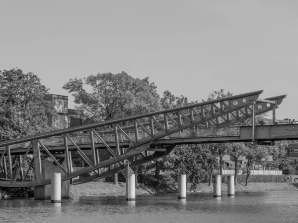 Almanya 'daki Trave Nehri' nin oradaki Luebeck şehri.
