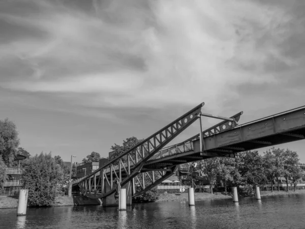 Almanya 'daki Trave Nehri' nin oradaki Luebeck şehri.