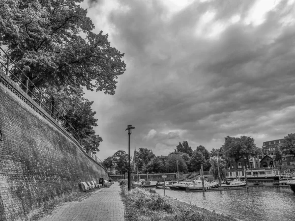 Hollanda 'nın Zutphen şehrinde, Ijssel nehrinde.