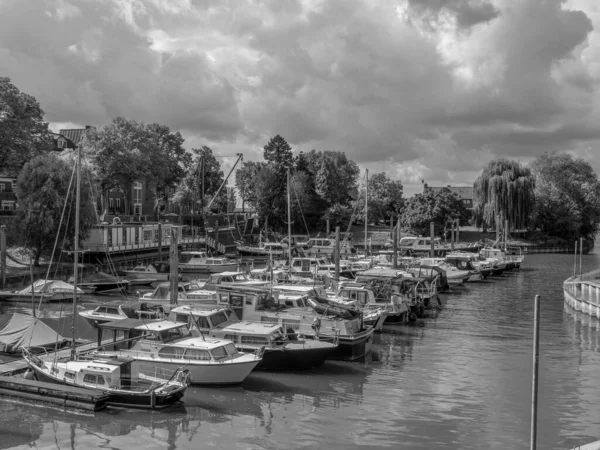 Hollanda 'nın Zutphen şehrinde, Ijssel nehrinde.