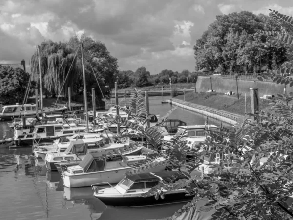 Hollanda 'nın Zutphen şehrinde, Ijssel nehrinde.