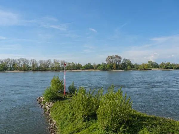 ドイツの川の流れに嘘をつく — ストック写真
