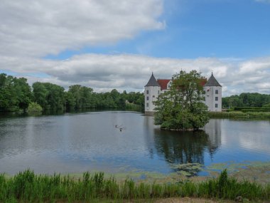 Almanya 'daki plaj ve gluecksburg kalesi.