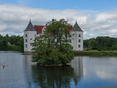 Almanya 'daki plaj ve gluecksburg kalesi.