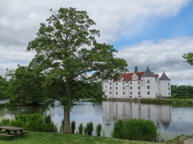 Almanya 'daki plaj ve gluecksburg kalesi.