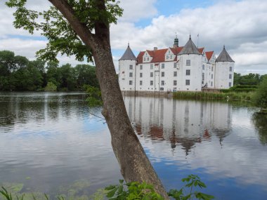 Almanya 'daki plaj ve gluecksburg kalesi.