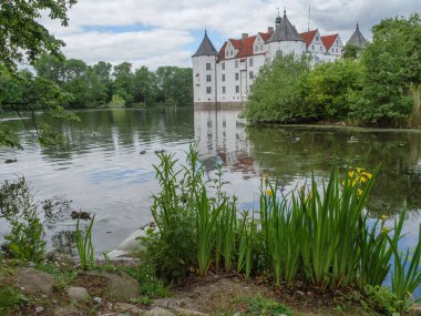Almanya 'daki plaj ve gluecksburg kalesi.