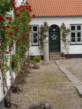 Almanya 'daki plaj ve gluecksburg kalesi.