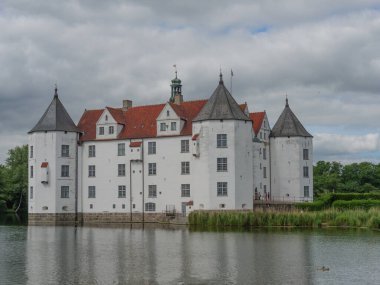 Almanya 'daki plaj ve gluecksburg kalesi.