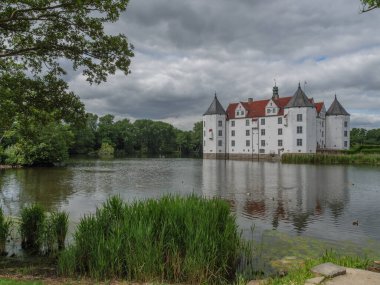 Almanya 'daki plaj ve gluecksburg kalesi.