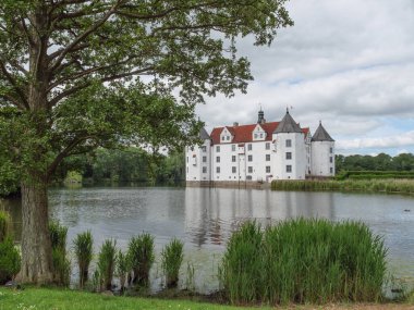 Almanya 'daki plaj ve gluecksburg kalesi.