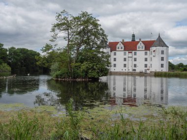 Almanya 'daki plaj ve gluecksburg kalesi.