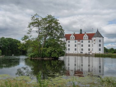 Almanya 'daki plaj ve gluecksburg kalesi.