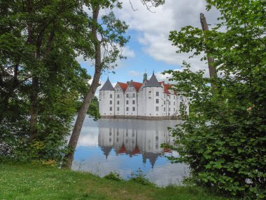 Almanya 'daki plaj ve gluecksburg kalesi.