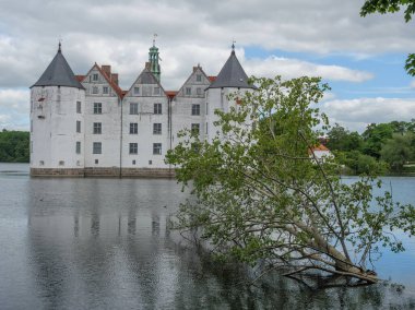 Almanya 'daki plaj ve gluecksburg kalesi.