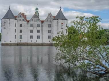 Almanya 'daki plaj ve gluecksburg kalesi.