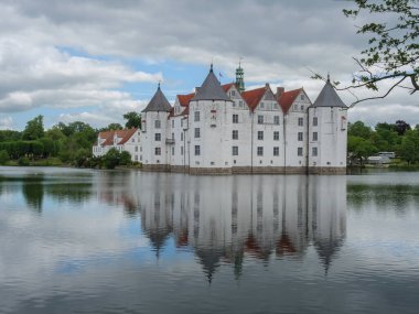 Almanya 'daki plaj ve gluecksburg kalesi.