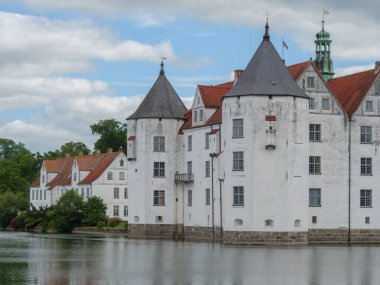 Almanya 'daki plaj ve gluecksburg kalesi.