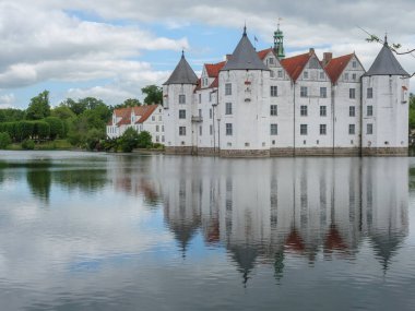 Almanya 'daki plaj ve gluecksburg kalesi.