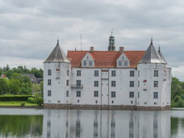 Almanya 'daki plaj ve gluecksburg kalesi.