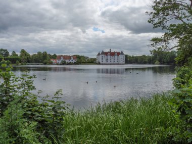 Almanya 'daki plaj ve gluecksburg kalesi.