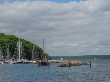 Almanya 'daki plaj ve gluecksburg kalesi.