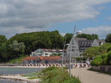 Almanya 'daki plaj ve gluecksburg kalesi.