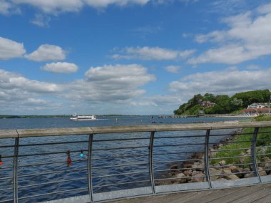 Almanya 'daki plaj ve gluecksburg kalesi.