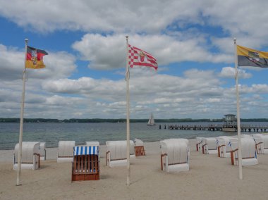 Almanya 'daki plaj ve gluecksburg kalesi.