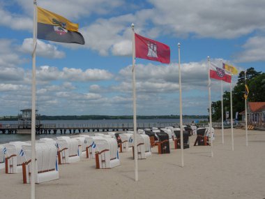 Almanya 'daki plaj ve gluecksburg kalesi.