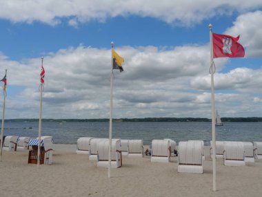 Almanya 'daki plaj ve gluecksburg kalesi.