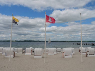 Almanya 'daki plaj ve gluecksburg kalesi.