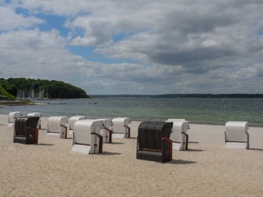 Almanya 'daki plaj ve gluecksburg kalesi.