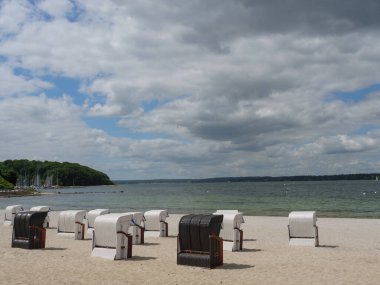 Almanya 'daki plaj ve gluecksburg kalesi.