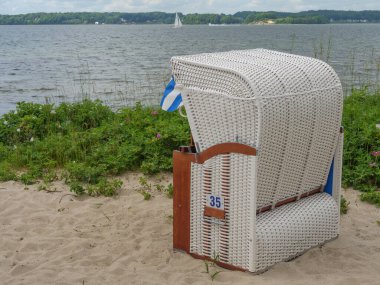 Almanya 'daki plaj ve gluecksburg kalesi.