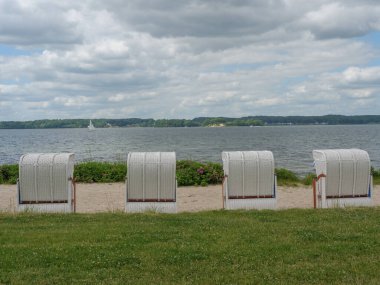 Almanya 'daki plaj ve gluecksburg kalesi.