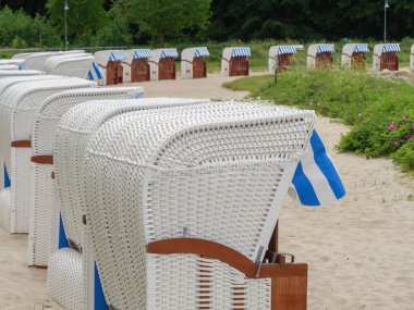 Almanya 'daki plaj ve gluecksburg kalesi.