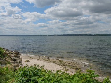 Almanya 'daki plaj ve gluecksburg kalesi.