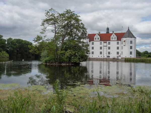 Almanya 'daki plaj ve gluecksburg kalesi.