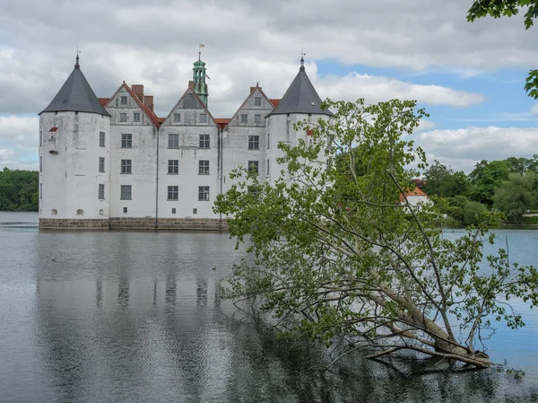 Almanya 'daki plaj ve gluecksburg kalesi.