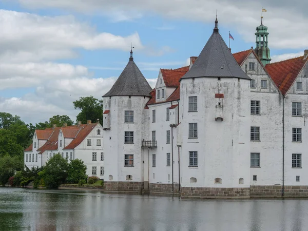 Almanya 'daki plaj ve gluecksburg kalesi.