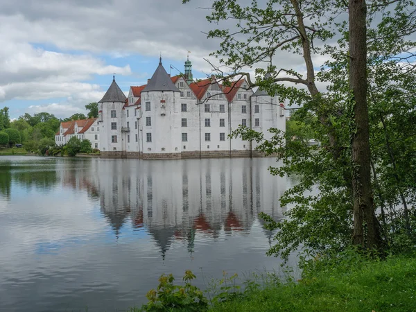 Almanya 'daki plaj ve gluecksburg kalesi.