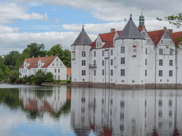 Almanya 'daki plaj ve gluecksburg kalesi.