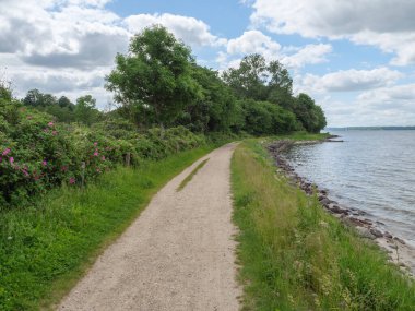 Almanya 'daki plaj ve gluecksburg kalesi.