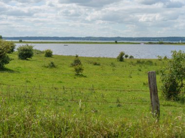 Almanya 'daki plaj ve gluecksburg kalesi.