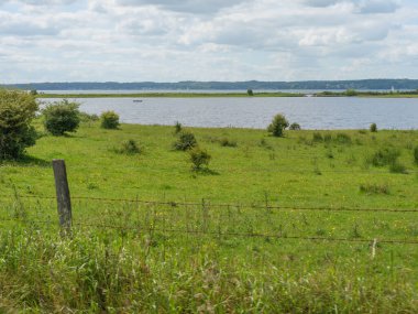 Almanya 'daki plaj ve gluecksburg kalesi.